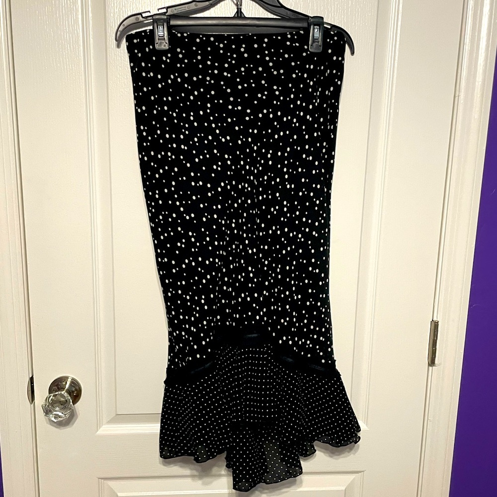 Versailles skirt size small black and white design